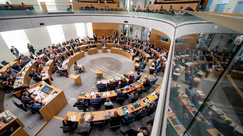 Die 7. Plenarsitzung ist die erste Sitzung des Landtags im Plenarsaal des sanierten Deutschhauses. Dargestellt ist das Plenum von oben.