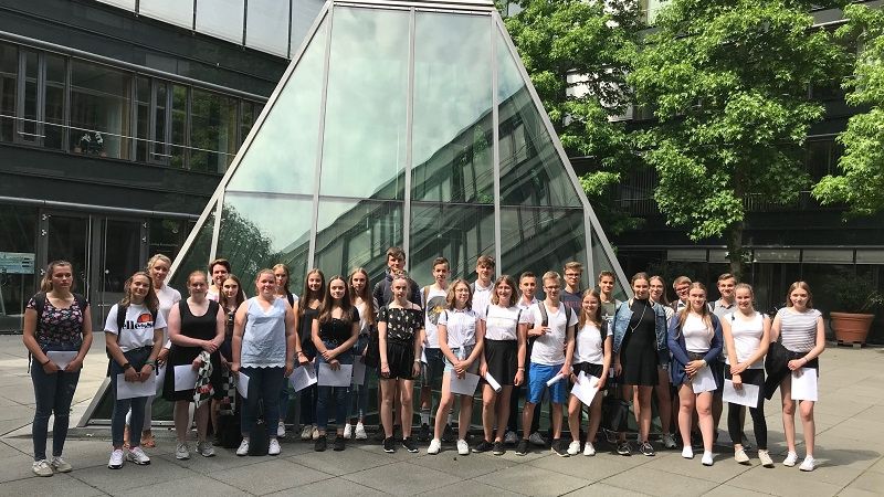 Zu sehen ist eine Gruppe von Schüler:innen vor dem Abgeordnetengebäude.