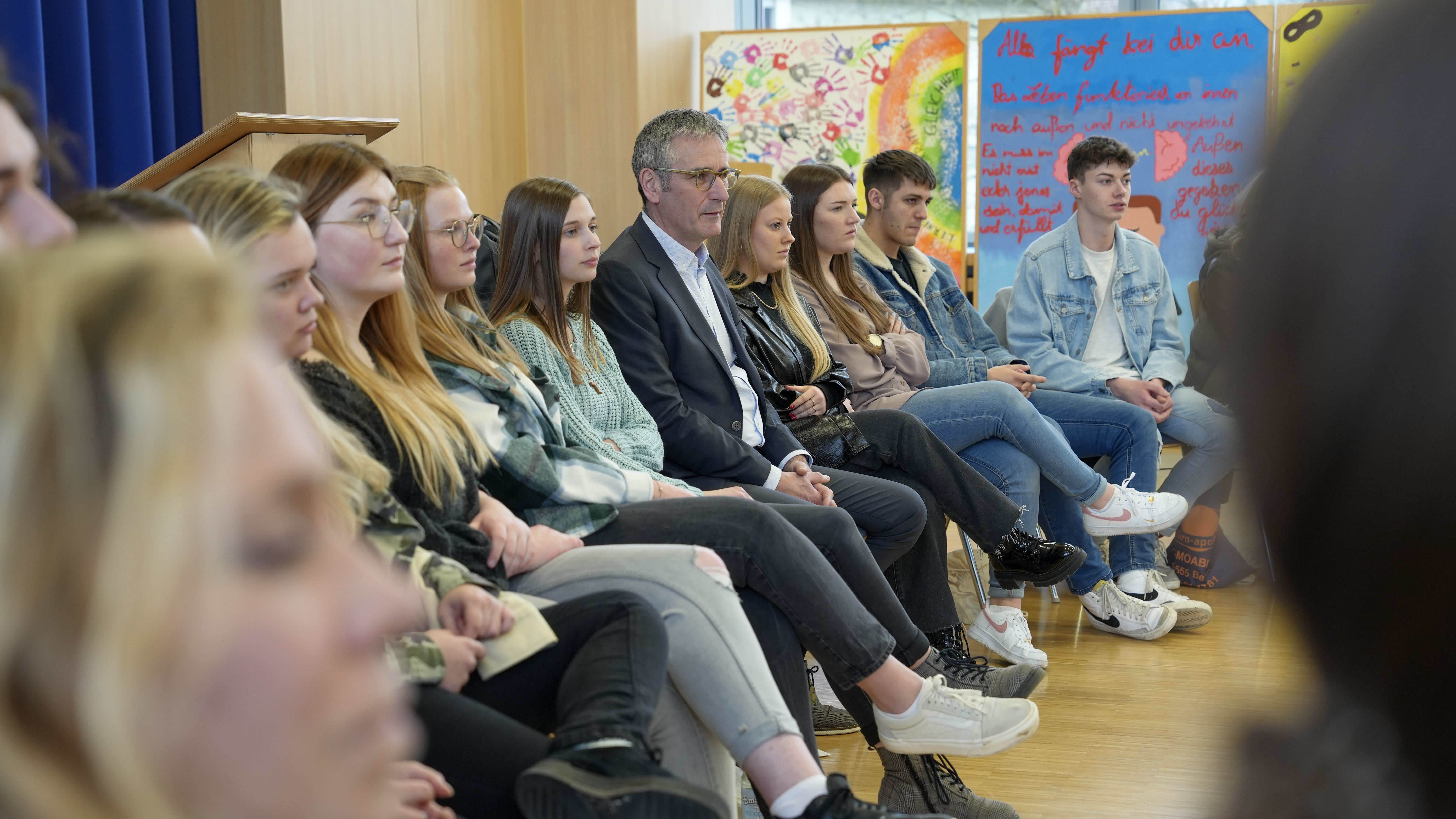 Schülerinnen und Schüler präsentieren dem Landtagspräsident Hendrik Hering ihre Ergebnisse aus dem Graffitiworkshop