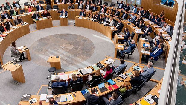 Zu sehen ist der Plenarsaal des rheinland-pfälzischen Landtags