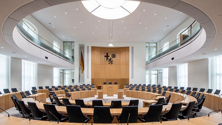 Leerer Plenarsaal