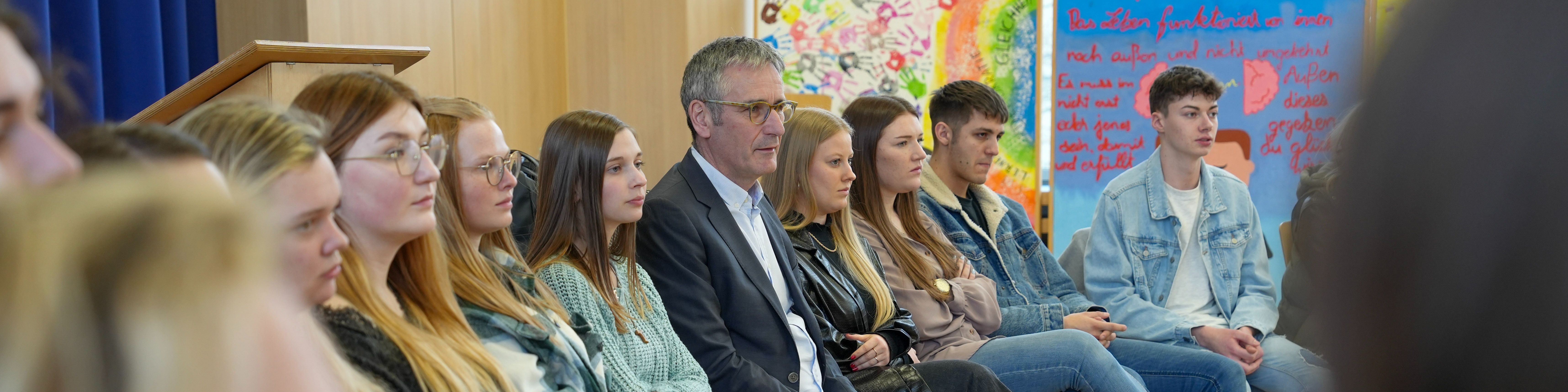 Schülerinnen und Schüler präsentieren dem Landtagspräsident Hendrik Hering ihre Ergebnisse aus dem Graffitiworkshop