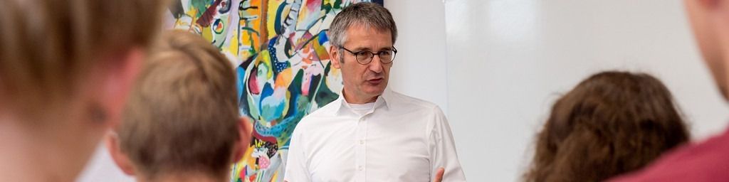 Landtagspräsident Hendrik Hering spricht vor einer Schulklasse (Archivbild)