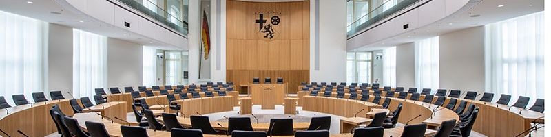 Leerer Plenarsaal