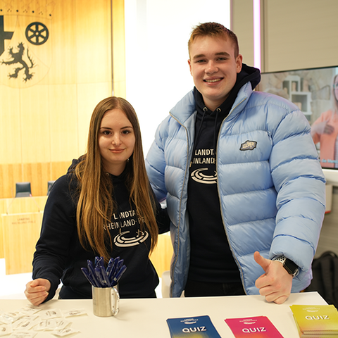 Mitarbeiter:innen der Landtagsverwaltung am Infostand