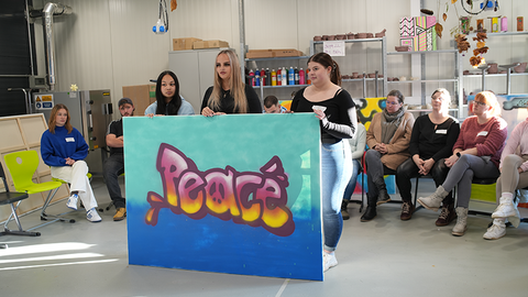 Schülerinnen stellen ihr Projekt 