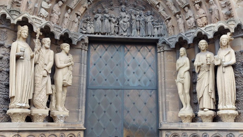 Ausschnitt von Figuren einer Kirche in Trier