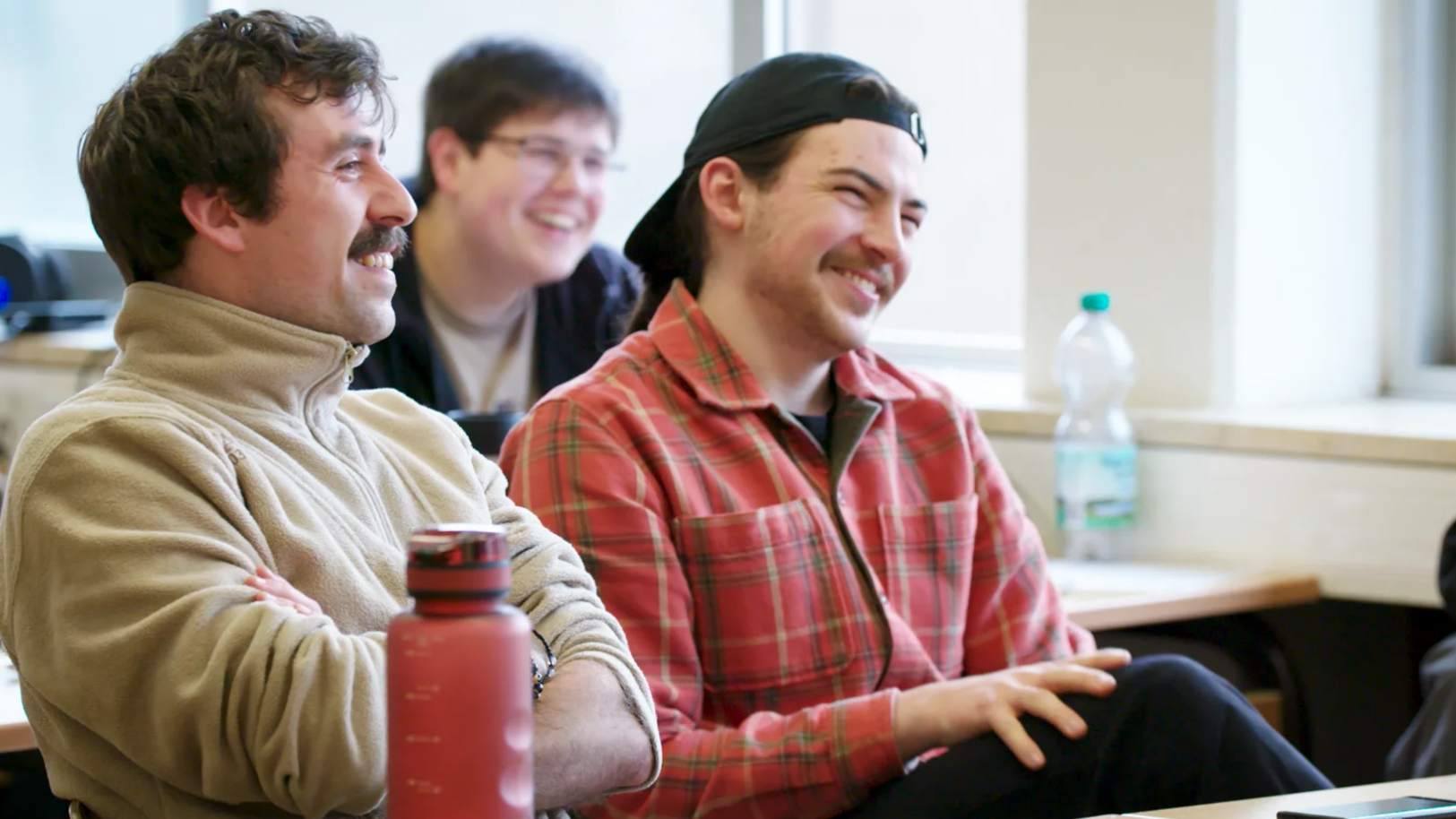 Das Bild zeigt Schüler bei der Durchführung des Workshops "Landespolitik - aber EINFACH".