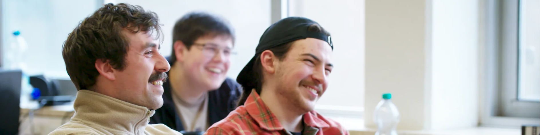 Das Bild zeigt Schüler bei der Durchführung des Workshops "Landespolitik - aber EINFACH".
