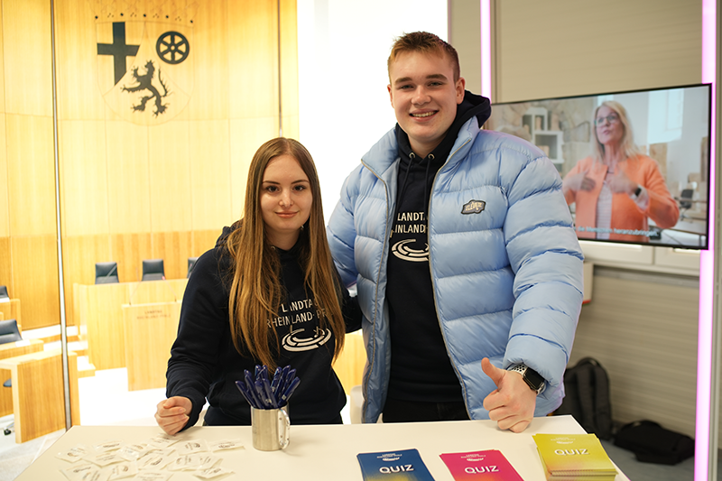 Mitarbeiter:innen der Landtagsverwaltung am Infostand