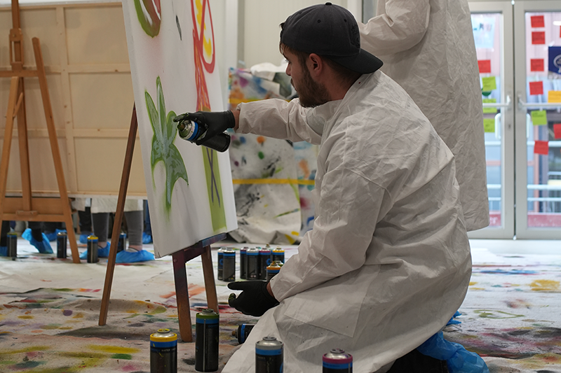 Ein Schüler bei der Gestaltung seines Projekts