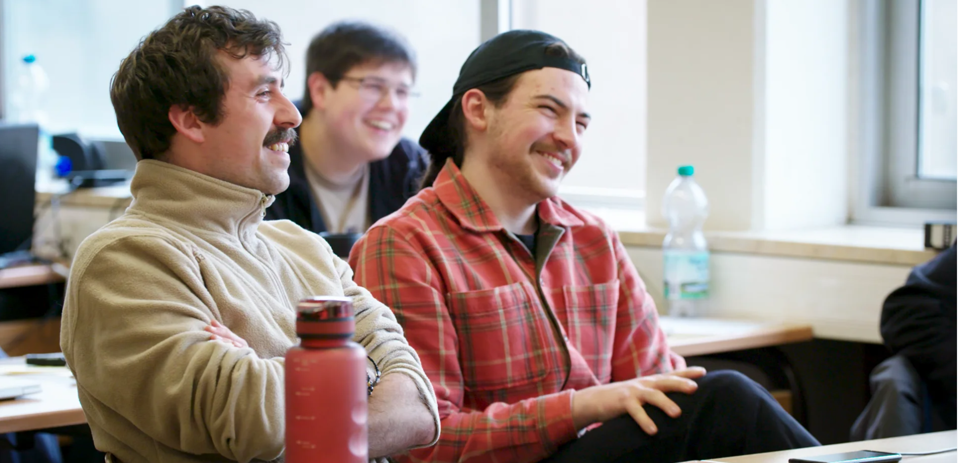 Das Bild zeigt Schüler bei der Durchführung des Workshops "Landespolitik - aber EINFACH".